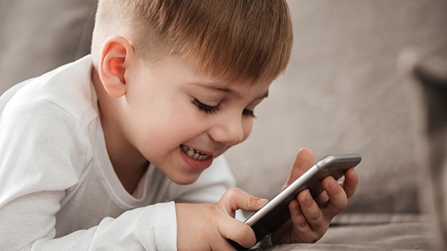 Colorado group wants to make it illegal for kids to own smartphones