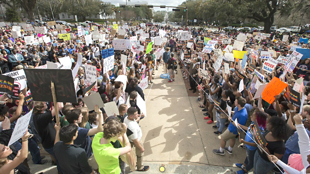 Texas school district to suspend students protesting gun laws