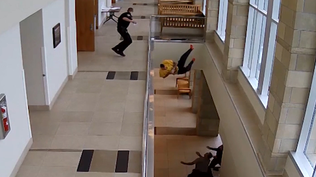 Man throws himself off balcony while fleeing court room