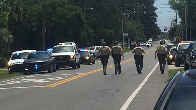 Police swarm city street in Florida in apparent shootout